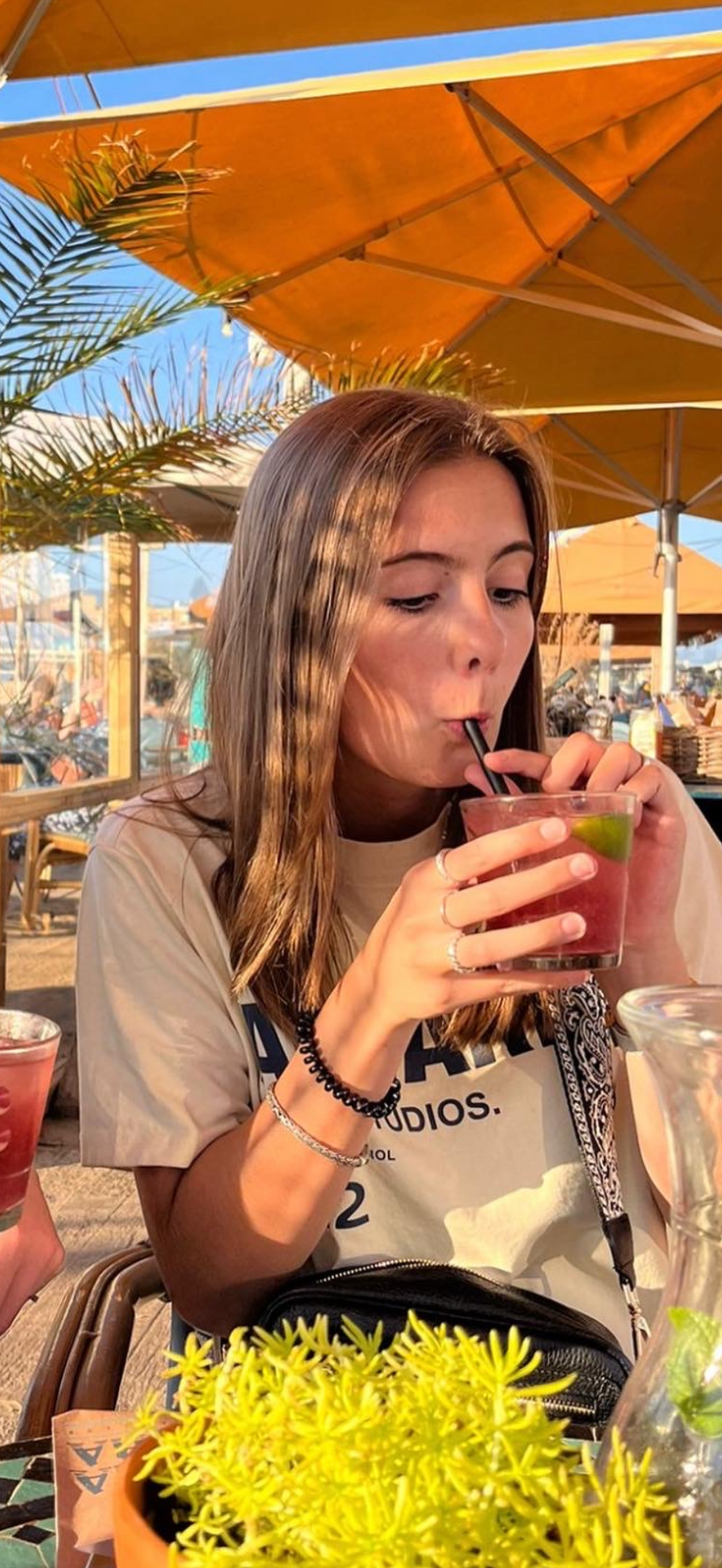 Romy met een drankje