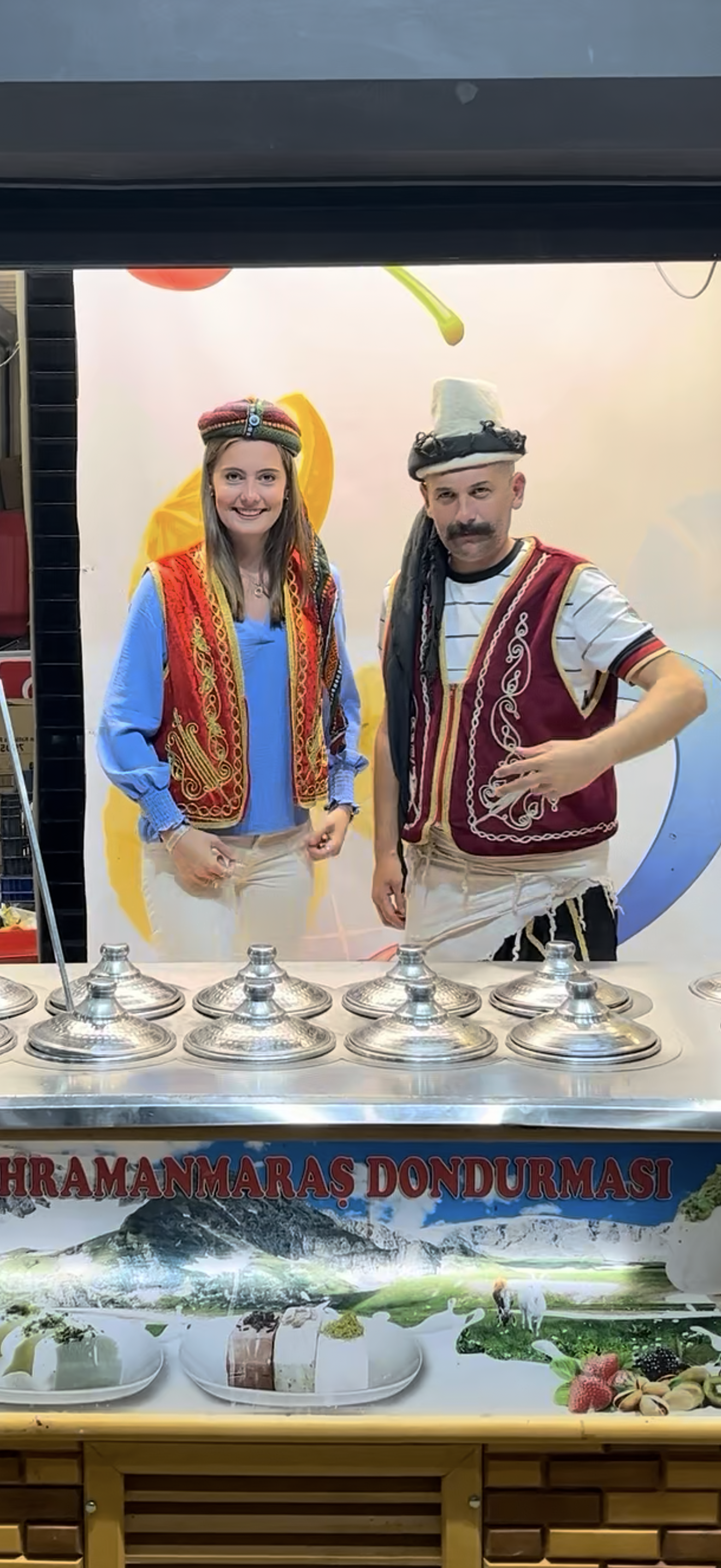 Romy bij een Turkse ijskraam
